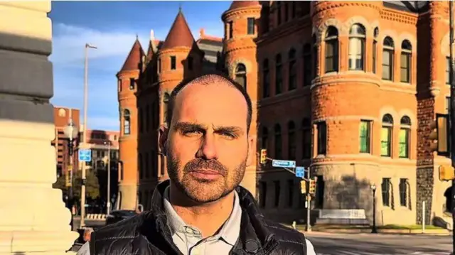 Eduardo Bolsonaro gravando vídeo em rua americana
