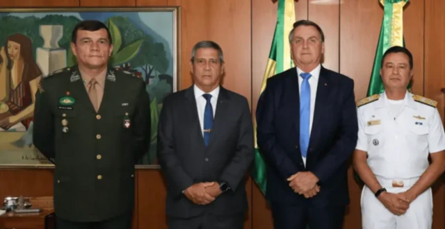 Bolsonaro acompanhado dos generais Paulo Sérgio (esq). e Braga Netto e o almirante Garnier (dir.)