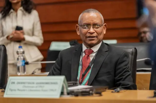 Dura taa'aa TPLF Dabratsiyoon Gabramikaa'el (PhD) adeemsa Tigraayitti nagaa buusuu yaa'ii Gamtaa Afrikaa 38ffaan walqbatee Finfinneetti dhihaate irratti argamanii turan