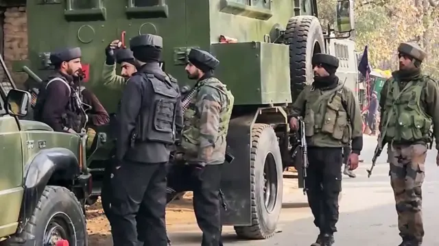 जम्मू कश्मीर में मुठभेड़ जारी है