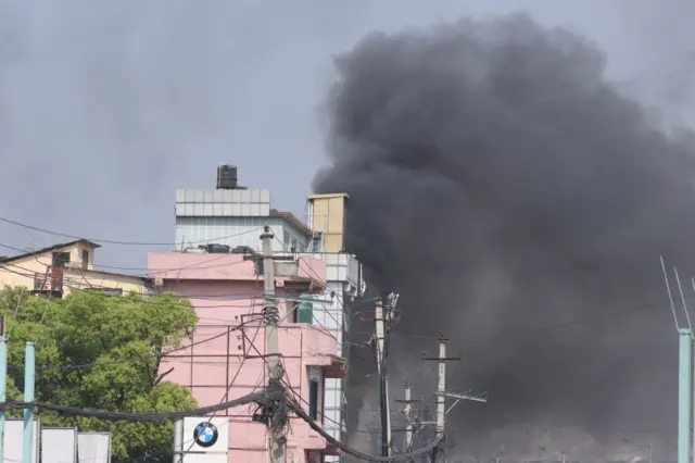 तीनकुनेमा आगजनी भएको घर