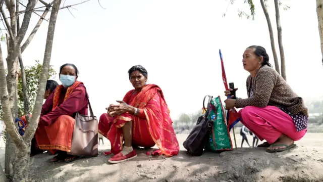 प्रदर्शनस्थलमा पर्खिरहेका महिलाहरू