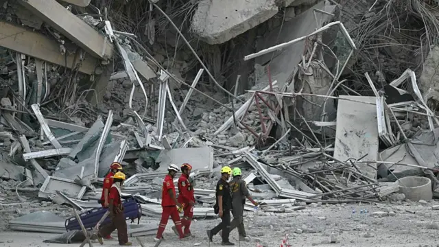 भूकंप में ढही एक इमारत