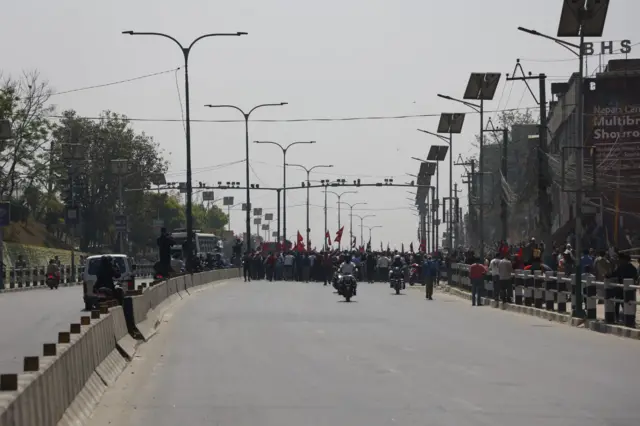 तीनकुनेमा प्रदर्शनकारी भेला हुँदै छन्