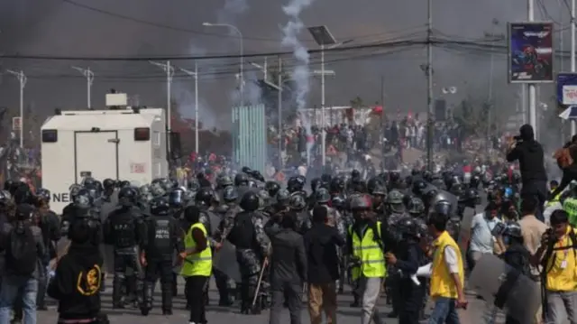 नेपाल में पुलिस और प्रदर्शनकारियों के बीच झड़प