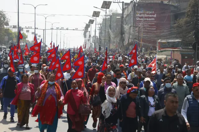 तीनकुनेमा प्रदर्शनकारी भेला हुँदै छन्