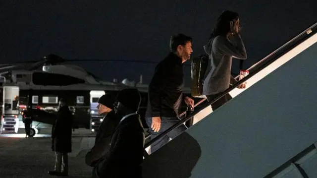 अमेरिका के उप राष्ट्रपति जेडी वेंस पत्नी उषा वेंस के साथ