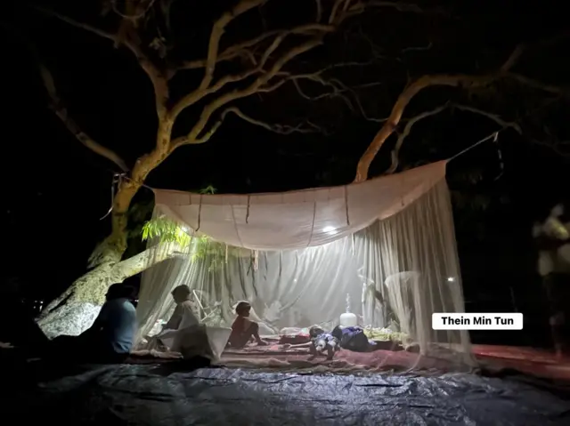 ငလျင်ဘေးထပ်ကြုံမှာစိုးရိမ်လို့ လမ်းမပေါ်မှာ ညအိပ်ကုန်ဆုံးရတဲ့ မန္တလေးမြို့ခံတွေ