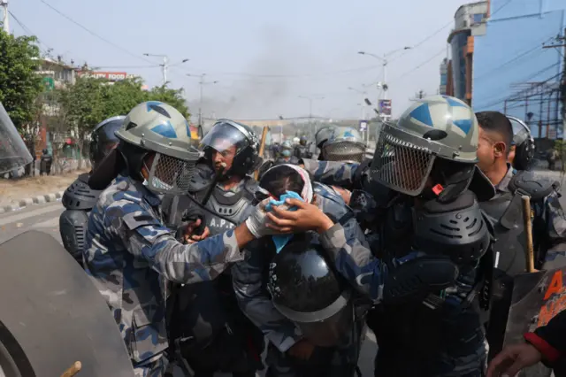 प्रहरी र प्रदर्शनकारीबीच झडप हुँदा केही व्यक्ति घाइते भएका थिए