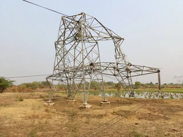 ပျက်စီးသွားတဲ့ တာဝါတိုင် တစ်ခု