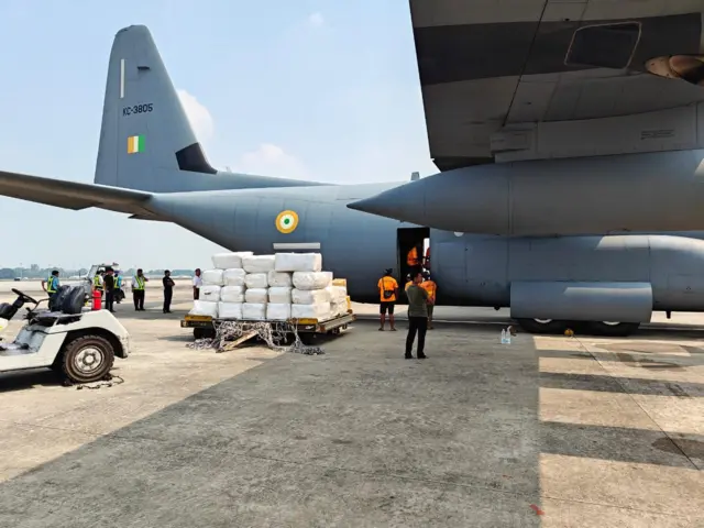 မတ် ၂၉ ရက်၊ မနက် ၉ နာရီမှာ ရန်ကုန်အပြည်ပြည်ဆိုင်ရာလေဆိပ်ကို ရောက်လာတဲ့ အိန္ဒိယနိုင်ငံရဲ့ လူသားချင်းစာနာထောက်ထားမှု အကူအညီတွေ