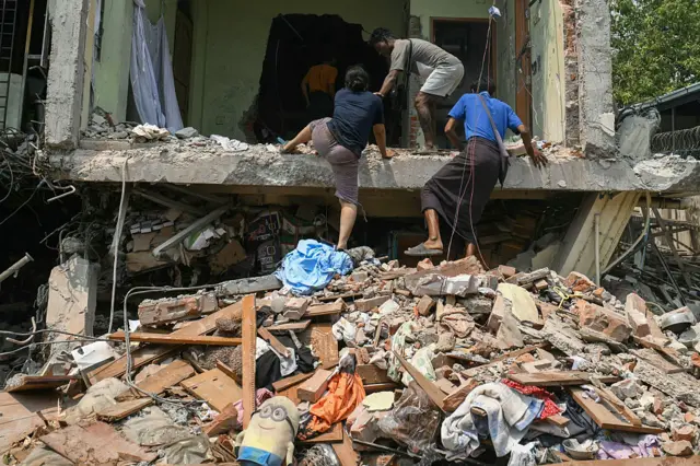 اب تک کی اطلاعات کے مطابق جمعے کے روز آنے والے 7٫7 شدت کے زلزلے کے نتیجے میں میانمار میں مجموعی طور پر 1,002 افراد ہلاک ہوئے ہیں۔