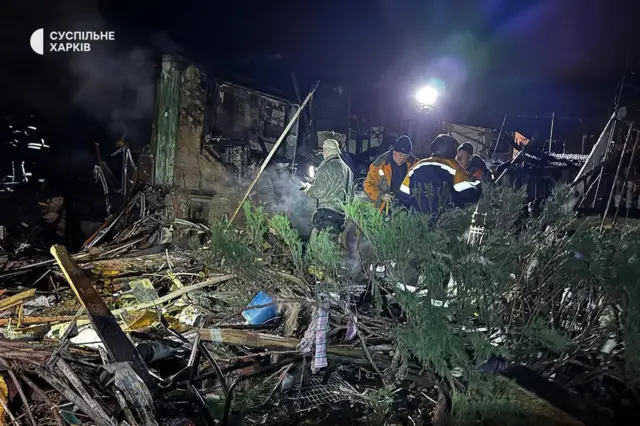 Спасатели на месте прилета в Харькове