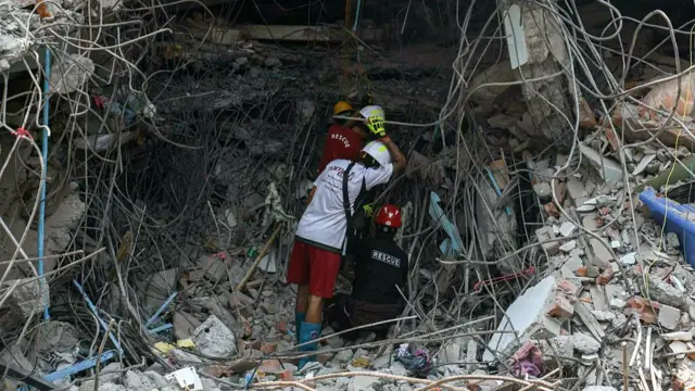 म्यांमार के दूसरे सबसे बड़े शहर मांडले में भूकंप के कारण गिरी एक इमारत