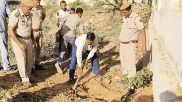 शवों को निकालती पुलिस