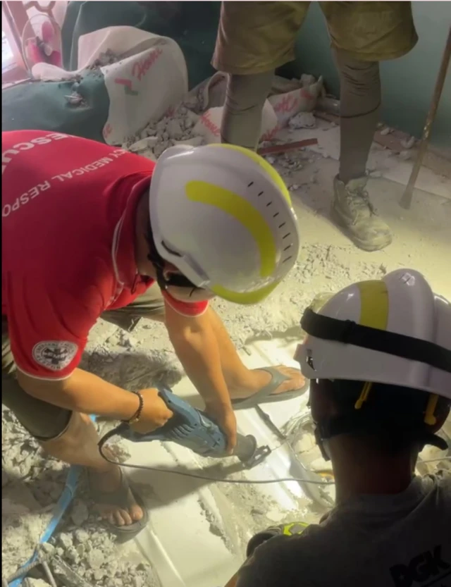 လူပိတ်မိနေတဲ့ နေရာကို ဖြတ်တောက် ကယ်ထုတ်ဖို့ လုပ်နေတဲ့ ကယ်ဆယ်ရေး အဖွဲ့ ဝင်တွေ