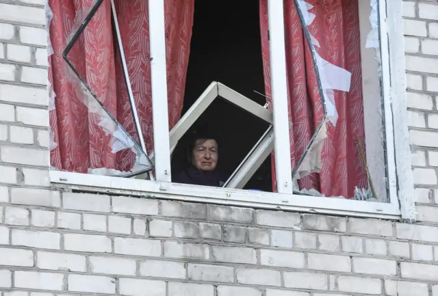 Женщина у разбитого окна