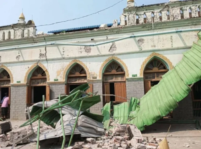 زلزلے کے نتیجے میں منڈلے میں تباہ ہونے والی شدہ مسجد کی تصویر