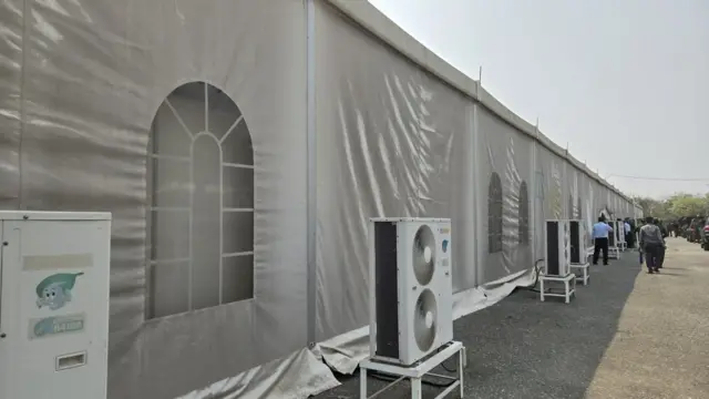 မန္တလေးလေဆိပ်ထဲက ယာယီဆေးရုံနဲ့ နားနေဆောင်