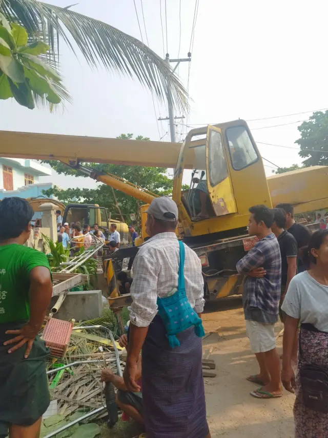 ငလျင်ကြောင့် ပြိုကျသွားတဲ့ မူကြိုကျောင်းက ပိတ်မိနေတဲ့ ကလေးငယ်တွေကို ကယ်တင်ဖို့ ကြိုးစားခဲ့ကြပါတယ်