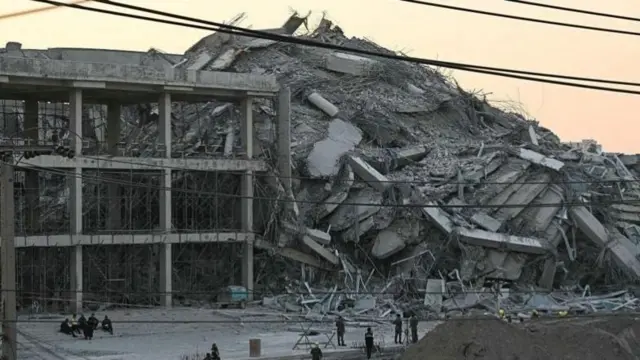 30 मंज़िला इमरत में जीवित बचे लोगों की तलाश में बचावकर्मी जुटे हैं.