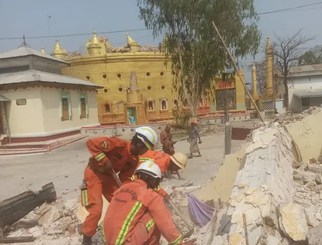 ငလျင်ဒဏ်ကြောင့် အဆောက်အဦအောက် ပိမိနေသူတွေကို ကယ်တင်နေကြရပါတယ်