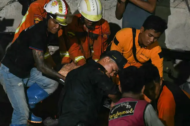 မန္တလေးမြို့မှာ မတ်လ ၂၈ ရက် အလွန် ကူညီကယ်ဆယ်ရေးလုပ်နေကြသူတွေ