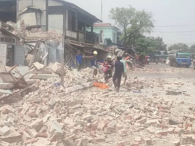 ပျော်ဘွယ်မြို့နယ်က ငလျင်ဒဏ်သင့်ပြည်သူတွေကို ကယ်ဆယ်ရေးလုပ်နေကြသူတွေ