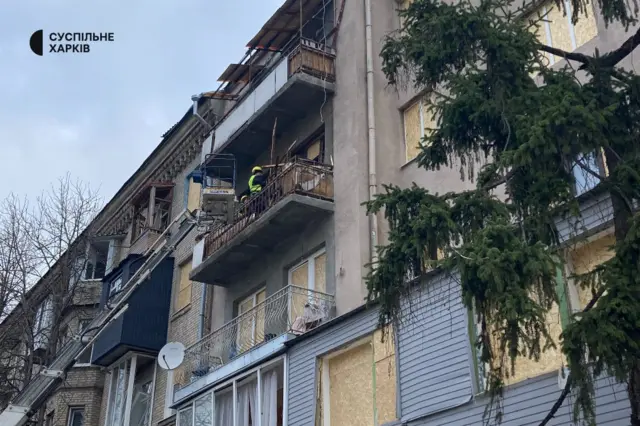 «Суспільне Харків» публикует фото, на которых стекла в окнах заменяют фанерой
