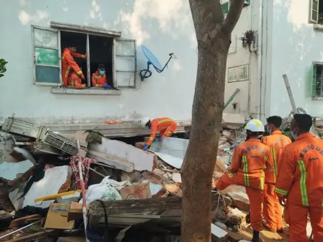 နေပြည်တော် ဇဗ္ဗူသီရိနယ်မြေမှာ ကူညီကယ်ဆယ်ရေးလုပ်နေကြသူတွေ