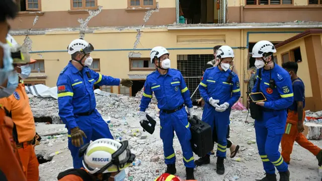 म्यांमार में चीनी बचाव दल के सदस्य