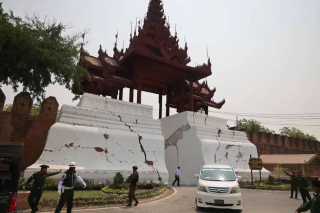 ငလျင်ကြောင့် နန်းမြို့ရိုး ပျက်စီးမှုကို စစ်ခေါင်းဆောင်ကိုယ်တိုင် မတ်လ ၂၉ ရက်တုန်းက လိုက်လံစစ်ဆေးခဲ့ပါတယ်