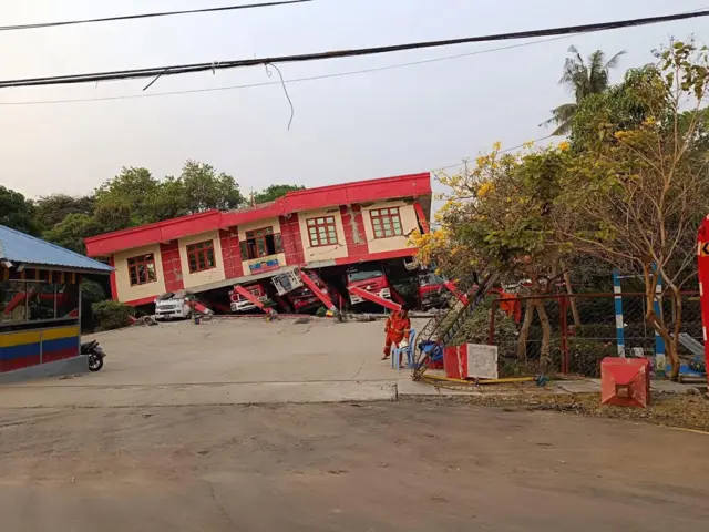 ငလျင်ဒဏ်ကြောင့် ပြိုကျနေတဲ့ စစ်ကိုင်း မီးသတ်တပ်ဖွဲ့ရုံး