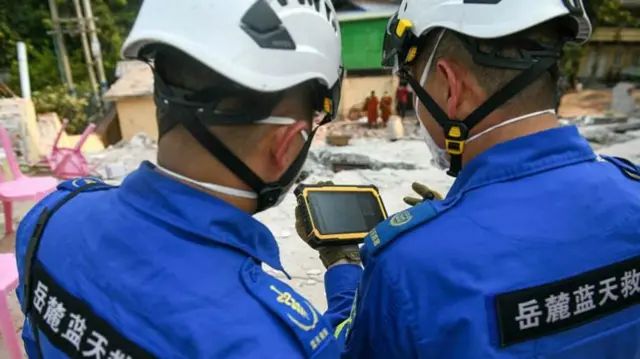 मांडले में चीन के बचाव कर्मी