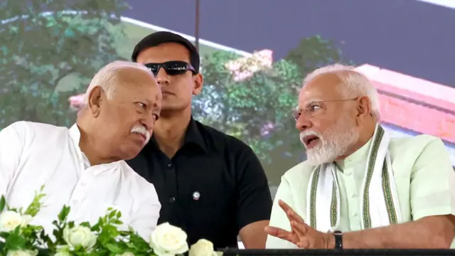 सरसंघ चालक मोहन भागवत और प्रधानमंत्री नरेंद्र मोदी