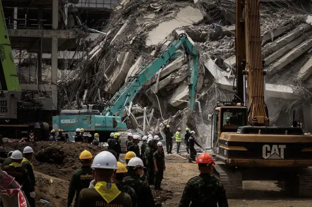 ဘန်ကောက်မြို့ချက်တူချက်ဈေးအနီးက ဆောက်လက်စ အစိုးရရုံးပြိုကျမှု ကယ်ဆယ်ရေး