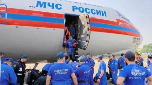 रूसी बचाव कर्मियों को लेकर म्यांमार पहुंचा एक विमान