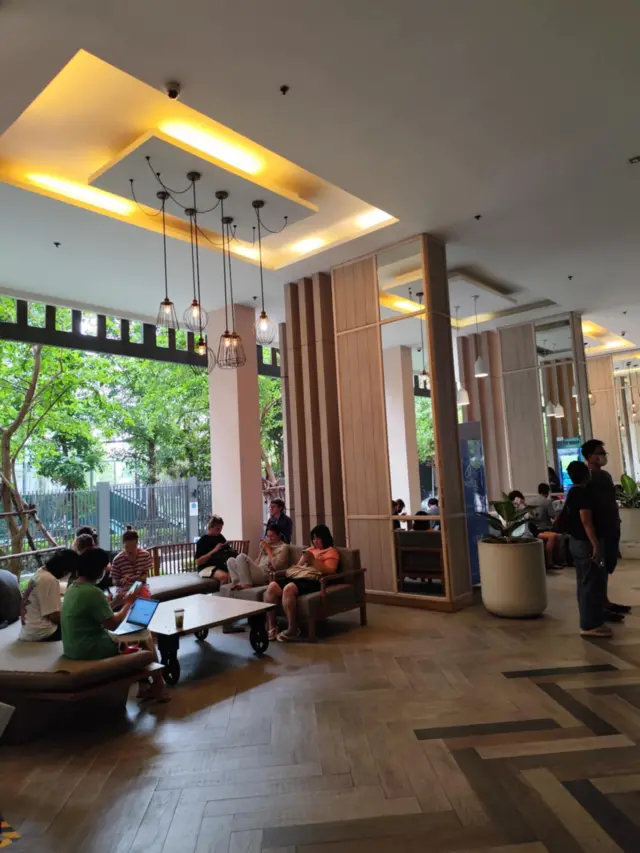 မတ်လ ၃၁ ရက် ငလျင် ကြောင့် မြေညီထပ်မှာ ဆင်းနေကြသူတချို့