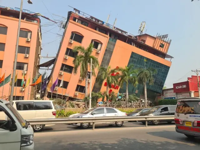 မတ် ၂၈ ရက်က ငလျင်လှုပ်ခတ်ပြီးနောက် ဂရိတ်ဝေါဟိုတယ်တခြမ်းစောင်းပြီး ပြိုကျနေတဲ့ မြင်ကွင်း