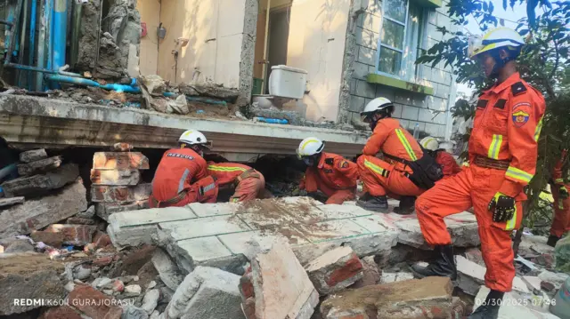 နေပြည်တော်မှာ တိုက်ပြိုကျလို့ မီးသတ်တပ်ဖွဲ့တွေ ကယ်ဆယ်နေတဲ့ မြင်ကွင်း