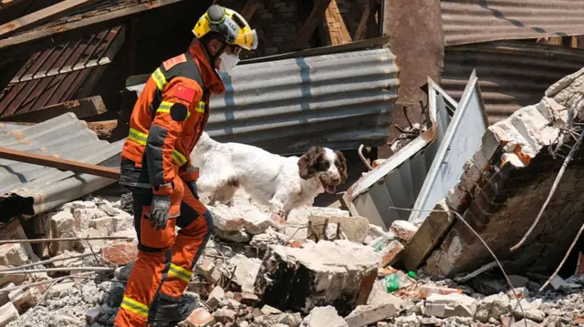 मांडले में तलाशी अभियान में जुटा एक बचाव कर्मी