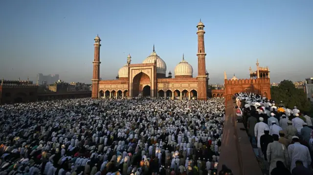 दिल्ली की जामा मस्जिद में ईद-उल-फ़ितर की नमाज़ अदा करते लोग