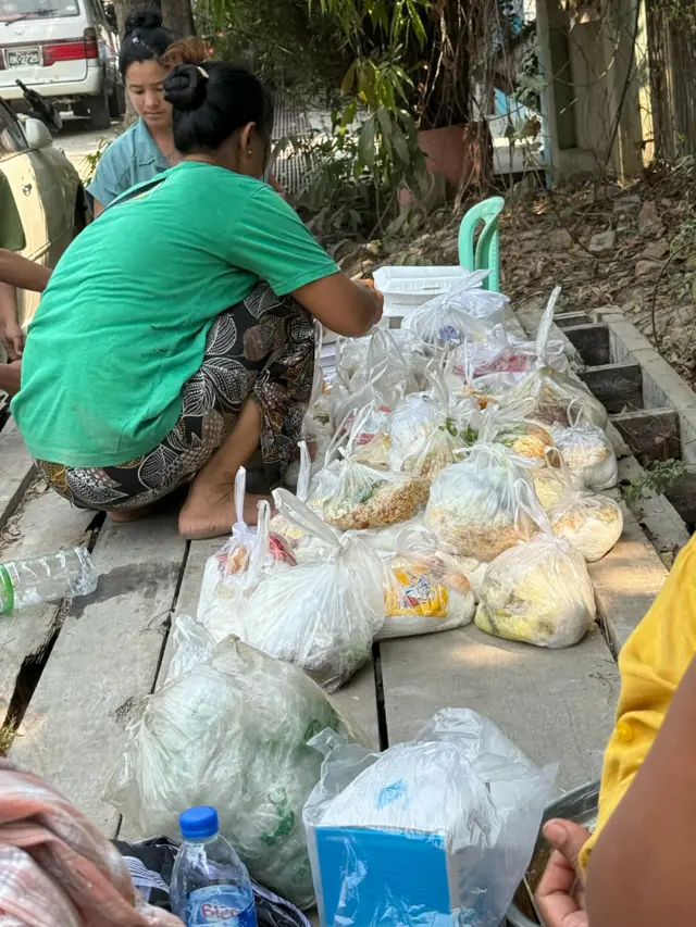 စစ်ကိုင်းငလျင်ဒဏ်သင့်သူတွေဆီ အစားအသောက် ဝေနေတဲ့ အခြေအနေ