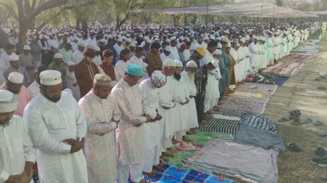 मालपुरा में नमाज़ अदा करते लोग