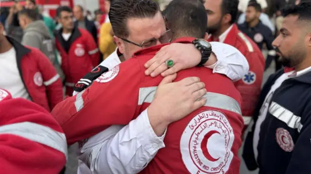 फ़लस्तीनी रेड क्रिसेंट सोसाइटी के कर्मचारी