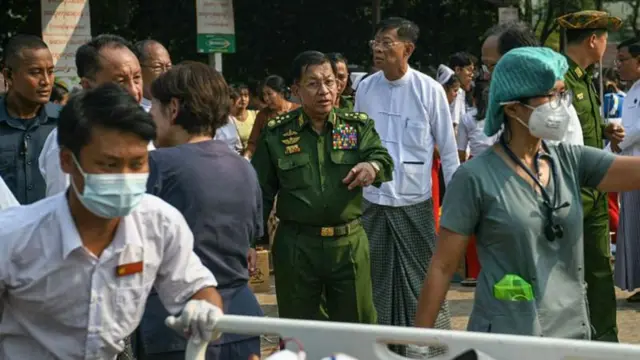 म्यांमार के सैन्य प्रमुख मिन ऑन्ग ह्लाइंग (बीच में)