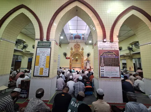 အိဒ်နေ့ မန္တလေး စစ်ကိုင်းတန်း ဗလီမှာ ဝတ်ပြုဆုတောင်းနေသူတွေ