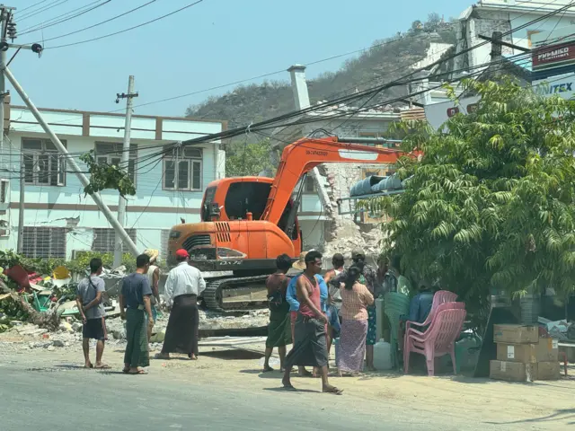 ကျောက်ဆည်မြို့တွင်းငလျင်ဒဏ်သင့်အပျက်အစီးမြင်ကွင်းများ