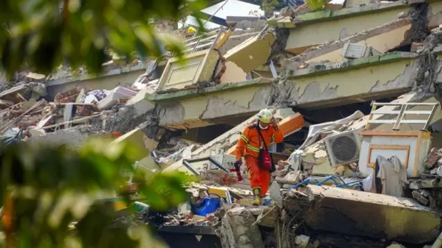 म्यांमार की सैन्य सरकार ने बताया कि भूकंप के कारण 2,056 लोगों की मौत हुई है