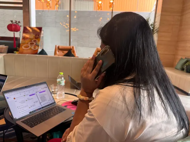 ထိုင်းကနေ မြန်မာကို ဖုန်းခေါ်ဆိုနေသူ တစ်ဦး